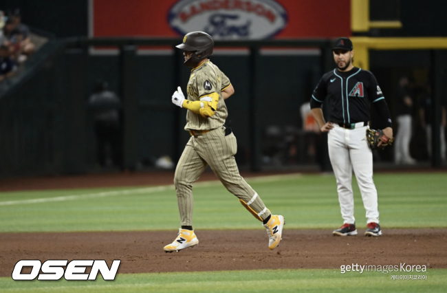 [사진] 샌디에이고 김하성이 시즌 5호 홈런을 친 뒤 베이스를 돌고 있다. ⓒGettyimages(무단전재 및 재배포 금지)