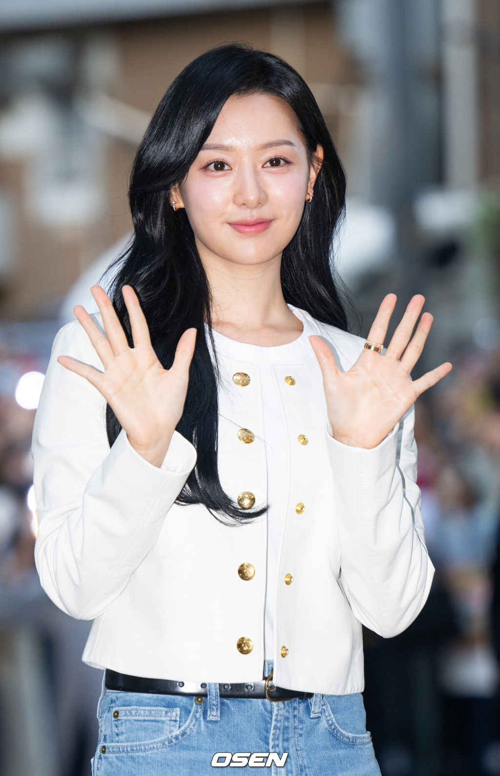 27일 오후 서울 영등포구 여의도의 한 음식점에서 tvN 토일드라마 ‘눈물의 여왕’ 종방연 행사가 열렸다. 드라마 ‘눈물의 여왕’은 '눈물의 여왕'은 21.6%의 시청률을 기록하며 큰 사랑을 받았다. 배우 김지원이 취재진을 향해 포즈를 취하고 있다. 2024.04.27 / ksl0919@osen.co.kr