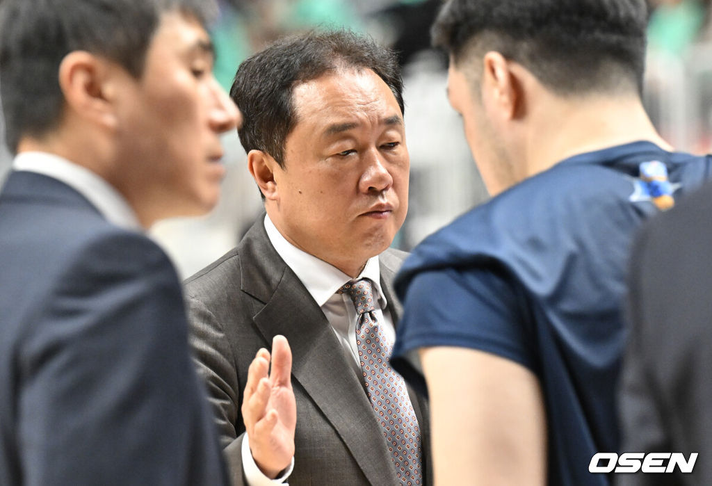 5일 오후 경기도 KT 소닉붐 아레나에서 ‘2023-2024 정관장 프로농구’ 챔피언결정 5차전 수원 KT와 부산 KCC의 경기가 열렸다.KT 소닉붐 아레나에서 열리는 5차전. KT가 KCC에 1-3으로 끌려가고 있다. KT가 우승한다면 구단 역사상 최초의 우승이다. KCC가 우승한다면 13년 만에 통산 6번째 우승을 달성한다. KCC 전창진 감독이 선수단과 하이파이브를 하고 있다. 2024.05.05 /cej@osen.co.kr