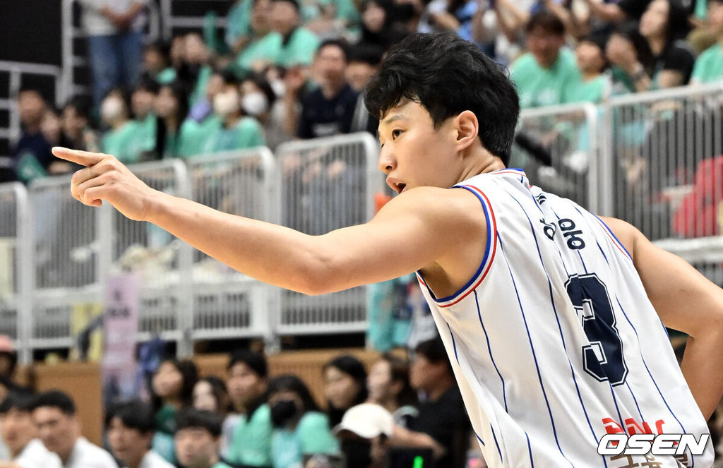 5일 오후 경기도 KT 소닉붐 아레나에서 ‘2023-2024 정관장 프로농구’ 챔피언결정 5차전 수원 KT와 부산 KCC의 경기가 열렸다.KT 소닉붐 아레나에서 열리는 5차전. KT가 KCC에 1-3으로 끌려가고 있다. KT가 우승한다면 구단 역사상 최초의 우승이다. KCC가 우승한다면 13년 만에 통산 6번째 우승을 달성한다. 1쿼터 KCC 허웅이 연속 3점슛에 성공 후 세리머니를 하고 있다. 2024.05.05 /cej@osen.co.kr
