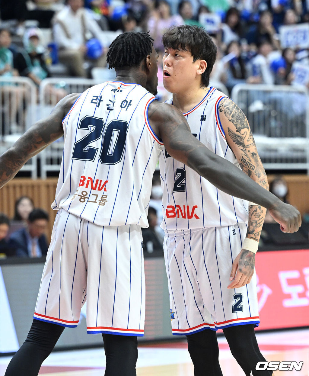 부산 KCC는 27일 수원 KT소닉붐아레나에서 열린 2023-2024시즌 정관장 프로농구 챔피언결정전 1차전에서 수원 KT를 90-73으로 꺾었다. 7전 4선승제 챔프전의 시작을 알리는 완벽한 승리였다.이로써 KCC는 기선 제압에 성공하며 우승 확률 69.2%를 거머쥐었다. 역대 챔프전을 살펴보면 1차전을 이긴 26팀 중 18팀이 정상에 올랐다.3쿼터 KCC 라건아와 최준용이 득점에 환호하고 있다. 2024.04.27 /sunday@osen.co.kr
