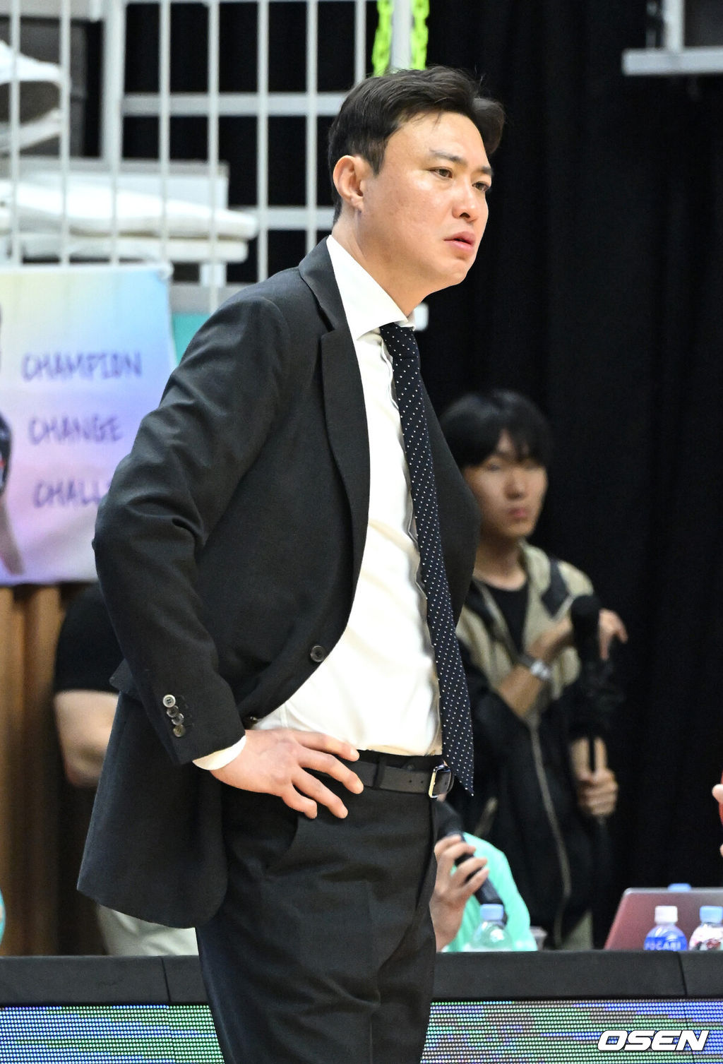 부산 KCC는 27일 수원 KT소닉붐아레나에서 열린 2023-2024시즌 정관장 프로농구 챔피언결정전 1차전에서 수원 KT를 90-73으로 꺾었다. 7전 4선승제 챔프전의 시작을 알리는 완벽한 승리였다.이로써 KCC는 기선 제압에 성공하며 우승 확률 69.2%를 거머쥐었다. 역대 챔프전을 살펴보면 1차전을 이긴 26팀 중 18팀이 정상에 올랐다.2쿼터 KT 송영진 감독이 경기를 바라보고 있다. 2024.04.27 /sunday@osen.co.kr