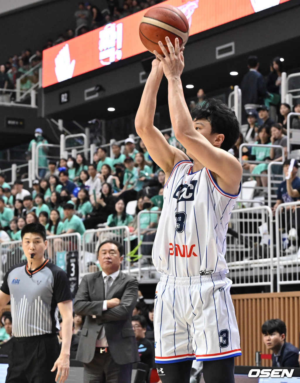 5일 오후 경기도 KT 소닉붐 아레나에서 ‘2023-2024 정관장 프로농구’ 챔피언결정 5차전 수원 KT와 부산 KCC의 경기가 열렸다.KT 소닉붐 아레나에서 열리는 5차전. KT가 KCC에 1-3으로 끌려가고 있다. KT가 우승한다면 구단 역사상 최초의 우승이다. KCC가 우승한다면 13년 만에 통산 6번째 우승을 달성한다. 1쿼터 KCC 허웅이 연속 3점슛에 성공하고 있다. 2024.05.05 /cej@osen.co.kr