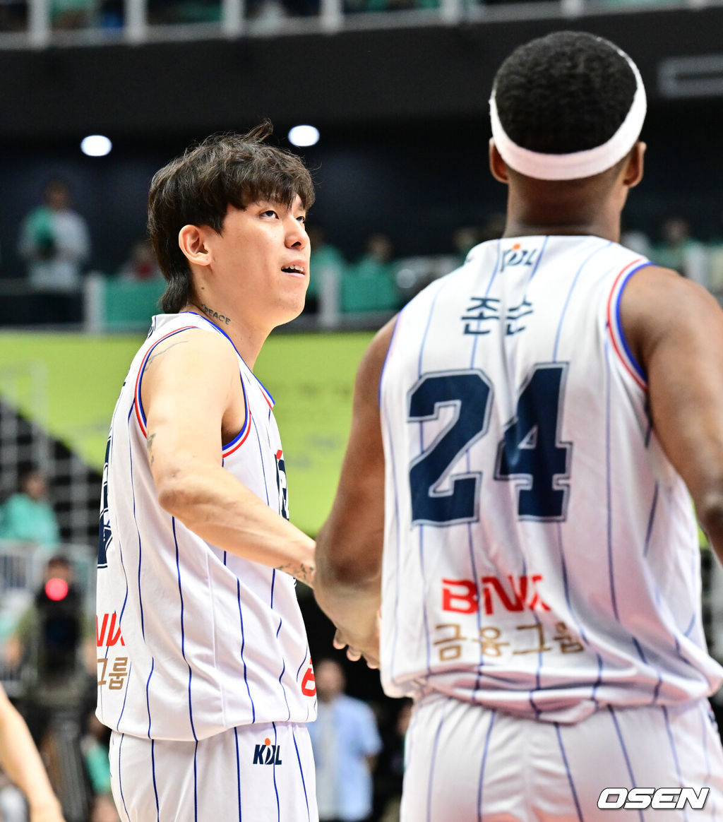 5일 오후 경기도 KT 소닉붐 아레나에서 ‘2023-2024 정관장 프로농구’ 챔피언결정 5차전 수원 KT와 부산 KCC의 경기가 열렸다.KT 소닉붐 아레나에서 열리는 5차전. KT가 KCC에 1-3으로 끌려가고 있다. KT가 우승한다면 구단 역사상 최초의 우승이다. KCC가 우승한다면 13년 만에 통산 6번째 우승을 달성한다. 1쿼터 KCC 최준용이 알리제 드숀 존슨의 바스켓카운트에 함께 기뻐하고 있다. 2024.05.05 /cej@osen.co.kr