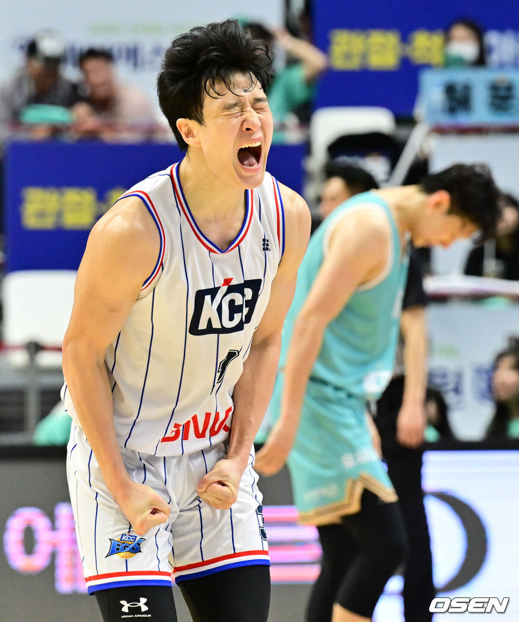 5일 오후 경기도 KT 소닉붐 아레나에서 ‘2023-2024 정관장 프로농구’ 챔피언결정 5차전 수원 KT와 부산 KCC의 경기가 열렸다.KT 소닉붐 아레나에서 열리는 5차전. KT가 KCC에 1-3으로 끌려가고 있다. KT가 우승한다면 구단 역사상 최초의 우승이다. KCC가 우승한다면 13년 만에 통산 6번째 우승을 달성한다. 3쿼터 KCC 허웅이 슛 성공 후 포효하고 있다. 2024.05.05 /cej@osen.co.kr