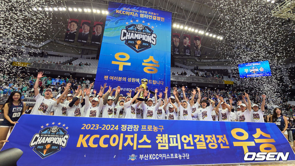 '슈퍼팀'은 역시 '슈퍼팀'이었다. 부산 KCC가 끝내 왕좌에 오르며 프로농구 새 역사를 작성했다.부산 KCC는 5일 오후 6시 수원KT아레나에서 열린 2023-2024시즌 정관장 프로농구 챔피언결정전(7전4선승제) 5차전에서 수원 KT를 88-70으로 제압했다.이로써 KCC는 시리즈 전적 4승 1패로 우승을 거머쥐며 통산 6번째 트로피를 들어 올렸다. 지난 2010-2011시즌 이후 13년 만의 정상이다.KCC가 우승을 기뻐하고 있다. 2024.05.05 /cej@osen.co.kr