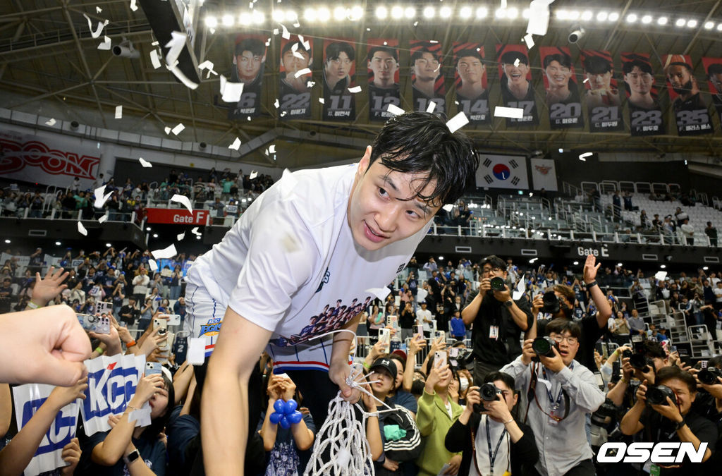 '슈퍼팀'은 역시 '슈퍼팀'이었다. 부산 KCC가 끝내 왕좌에 오르며 프로농구 새 역사를 작성했다.부산 KCC는 5일 오후 6시 수원KT아레나에서 열린 2023-2024시즌 정관장 프로농구 챔피언결정전(7전4선승제) 5차전에서 수원 KT를 88-70으로 제압했다.이로써 KCC는 시리즈 전적 4승 1패로 우승을 거머쥐며 통산 6번째 트로피를 들어 올렸다. 지난 2010-2011시즌 이후 13년 만의 정상이다.우승을 차지한 KCC 허웅이 그물을 커팅한 후 팬들과 인사를 나누고 있다. 2024.05.05 /cej@osen.co.kr