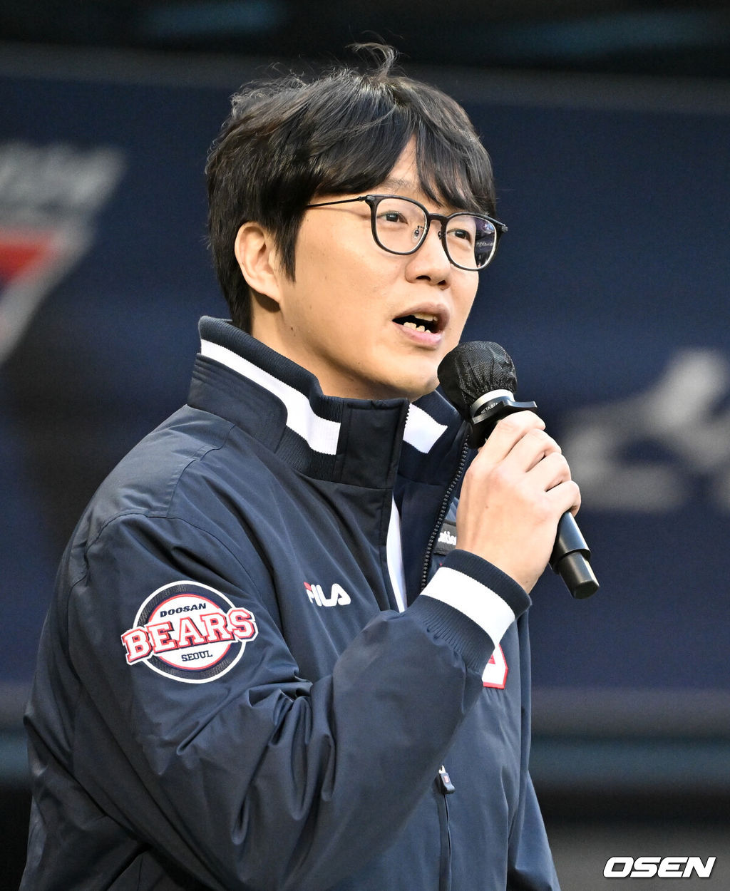 29일 서울 잠실야구장에서 '2024 신한 SOL 뱅크 KBO리그' 두산 베어스와 KIA 타이거즈의 경기가 열렸다.가수 성시경이 애국가를 제창하고 있다. 2024.03.29 / cej@osen.co.kr 