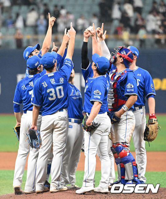 삼성은 26일 서울 고척스카이돔에서 열린 키움전에서 3-0으로 승리를 거뒀다.경기 종료 후 단일리그 아시아 최다 세이브 신기록을 달성한 오승환이 동료들과 세리머니를 하고 있다. 2024.04.26 /sunday@osen.co.kr