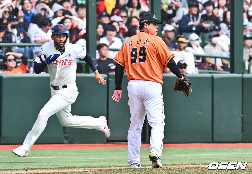 17일 부산 사직구장에서 2024 신한 SOL 뱅크 KBO 리그 롯데 자이언츠와 한화 이글스의 시범경기가 열렸다. 한화 이글스 류현진이 3회말 2사 1,2루 롯데 자이언츠 전준우의 타구가 높게 날아가자 아웃될 것으로 판단, 더그아웃으로 들어가다 레이예스가 3루를 돌며 홈인하자 뒤를 돌아보고 있다. 2024.03.17 / foto0307@osen.co.kr