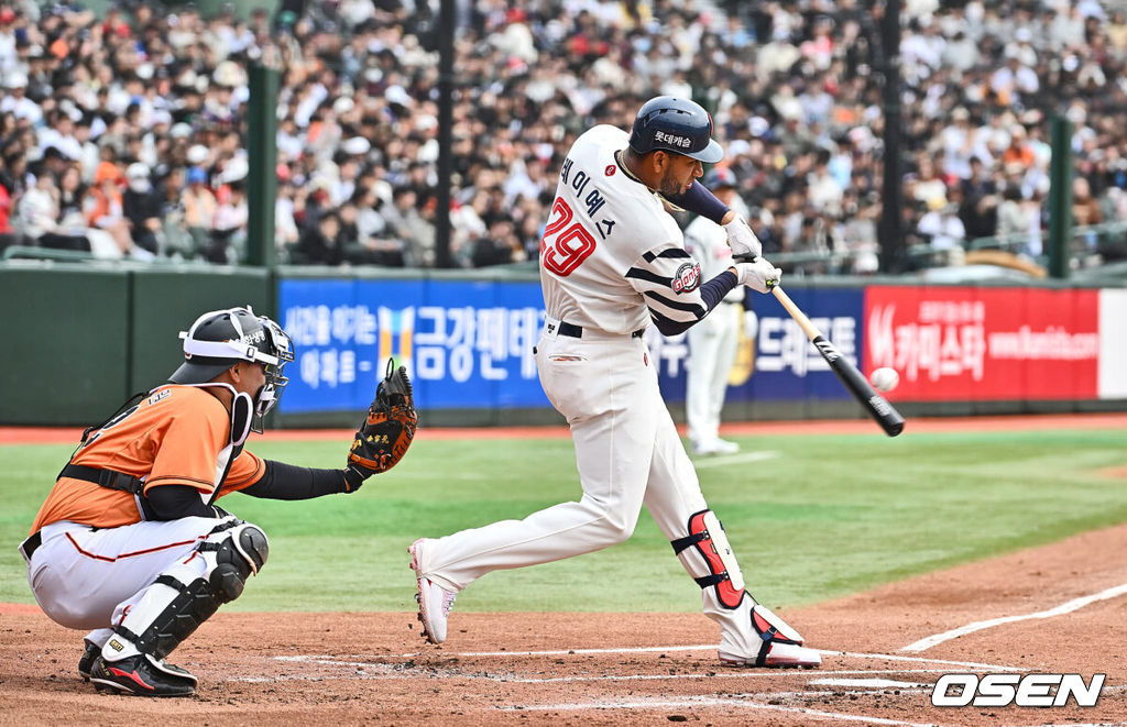 17일 부산 사직구장에서 2024 신한 SOL 뱅크 KBO 리그 롯데 자이언츠와 한화 이글스의 시범경기가 열렸다. 롯데 자이언츠 레이예스가 1회말 1회말 1사 1루 한화 이글스 류현진에게서 첫 안타를 치고 있다. 2024.03.17 / foto0307@osen.co.kr