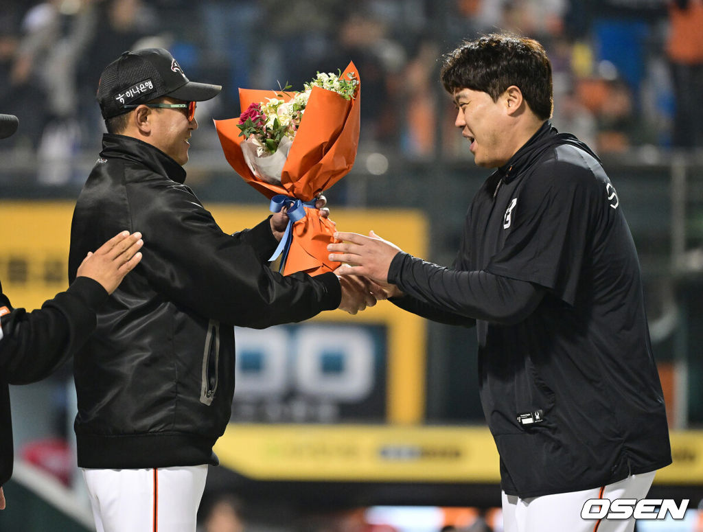 KBO 통산 100승을 달성한 한화 류현진(오른쪽)이 최원호 감독에게 축하 꽃다발을 받고 있다. 2024.04.30 / dreamer@osen.co.kr