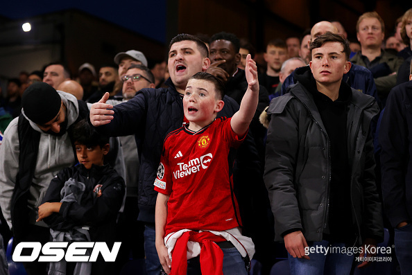 [사진] 허무한 맨유 팬 ⓒGettyimages(무단전재 및 재배포 금지)