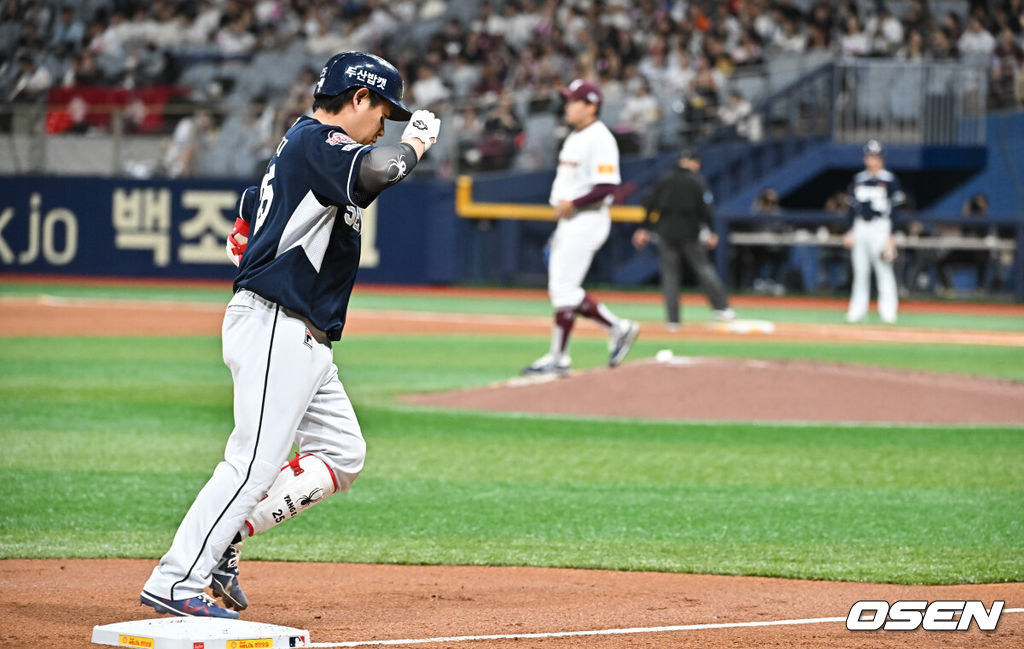 7일 오후 서울 고척스카이돔에서 ‘2024 신한 SOL BANK KBO리그’ 키움 히어로즈와 두산 베어스의 경기가 진행됐다.이날 키움은 이종민을, 두산은 곽빈을 선발투수로 내세웠다.3회초 1사 두산 양의지가 연타석 홈런을 날리고 베이스를 돌고 있다. 2024.05.07 / soul1014@osen.co.kr