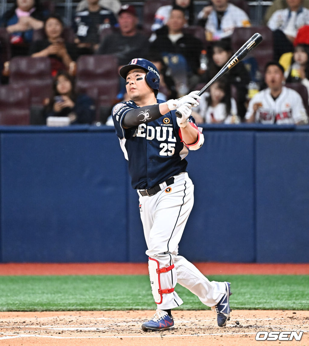 7일 오후 서울 고척스카이돔에서 ‘2024 신한 SOL BANK KBO리그’ 키움 히어로즈와 두산 베어스의 경기가 진행됐다.이날 키움은 이종민을, 두산은 곽빈을 선발투수로 내세웠다.3회초 1사 두산 양의지가 연타석 홈런을 날리고 있다. 2024.05.07 / soul1014@osen.co.kr