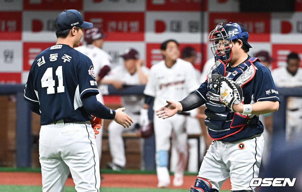  프로야구 두산 베어스가 양의지의 연타석 홈런에 힘입어 3연승을 내달렸다. 두산은 7일 서울 고척스카이돔에서 열린 ‘2024 신한은행 SOL Bank KBO리그’ 키움 히어로즈와의 경기에서 13-4으로 승리하고 3연승을 질주했다. 경기종료 후 두산 김동주와 양의지가 악수를 나누고 있다.   2024.05.07 / soul1014@osen.co.kr