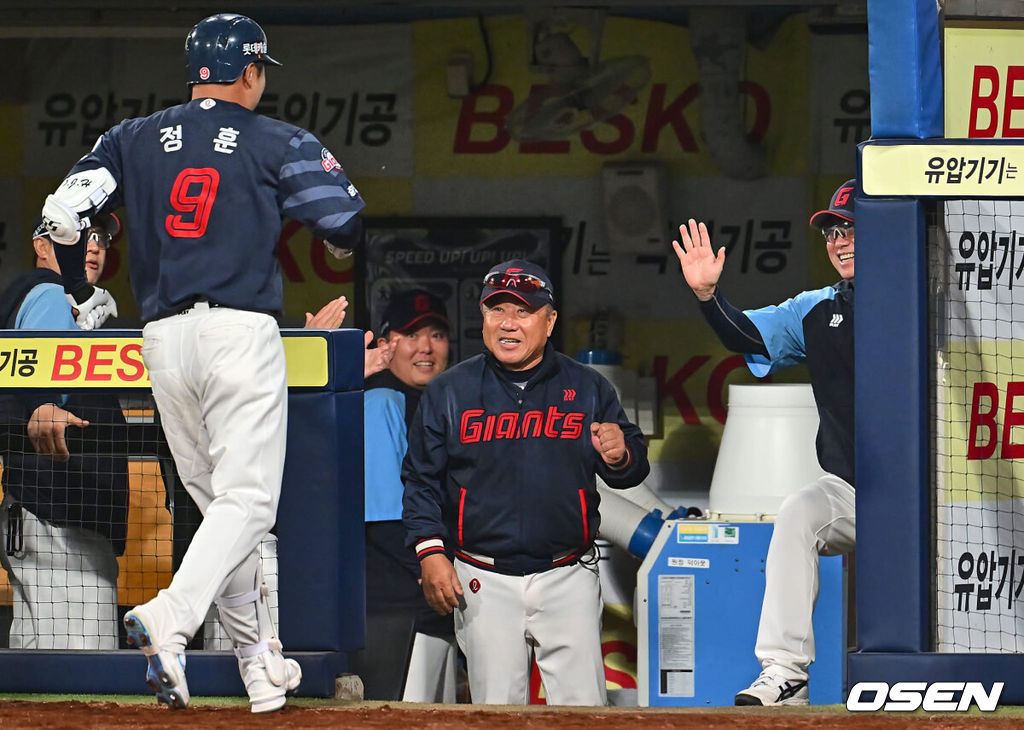 3일 대구삼성라이온즈파크에서 2024 신한 SOL 뱅크 KBO 리그 삼성 라이온즈와 롯데 자이언츠의 경기가 열렸다. 삼성은 5연속 위닝시리즈와 함께 공동 2위로 올라선 기세를 몰아 코너가 선발 등판하고 롯데는 짜릿한 1점차 역전승에 이어 나균안이 선발로 등판했다.롯데 자이언츠 정훈이 9회초 2사 3루 좌월 2점 홈런을 치고 김태형 감독의 축하를 받고 있다. 2024.05.03 / foto0307@osen.co.kr