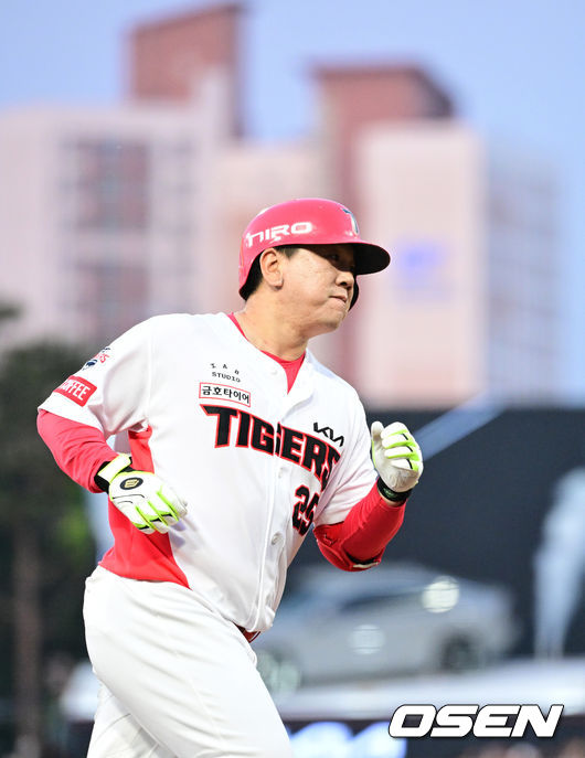 2일 오후 광주-KIA 챔피언스필드에서 ‘2024 신한 SOL Bank KBO리그’ KIA 타이거즈와 KT 위즈의 경기가 열렸다.이날 홈팀 KIA는 제임스 네일, 방문팀 KT는 엄상백을 선발로 내세운다.2회말 무사 선두타자로 나선 KIA 이우성이 달아나는 좌월 솔로포를 날리고 그라운드를 돌고 있다. 2024.05.02 / dreamer@osen.co.kr