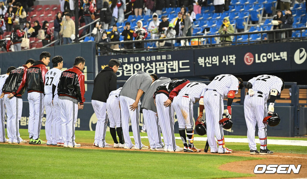 SSG는 7일 서울 잠실구장에서 열린 2024 KBO리그 LG와 경기에서 4-2로 승리했다. 이날 처음 선발 출장한 신인 정준재가 데뷔 첫 안타를 결승타로 기록했다. 2타수 1안타 1타점 1득점을 기록했다. 경기 종료 후 LG 선수들이 관중석을 향해 인사를 하고 있다. 2024.05.07 /sunday@osen.co.kr