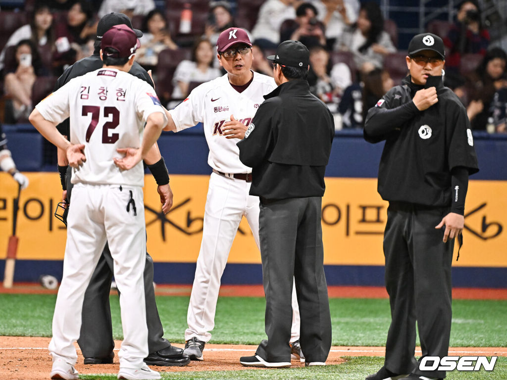 8일 오후 서울 고척스카이돔에서 ‘2024 신한 SOL BANK KBO리그’ 키움 히어로즈와 두산 베어스의 경기가 진행됐다.이날 키움은 김인범을, 두산은 브랜든을 선발투수로 내세웠다.8회초 키움 홍원기 감독이 비디오판독 이후 두산 라모스의 3피트 라인 관해 어필하고 있다.   2024.05.08 / soul1014@osen.co.kr