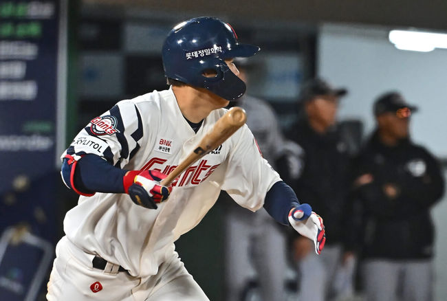 8일 부산 사직구장에서 2024 신한 SOL 뱅크 KBO 리그 롯데 자이언츠와 한화 이글스의 경기가 열렸다. 전날 우천 취소로 하루를 쉰 롯데는 3연승을 달리며 반즈를 선발로 투입하고 주축 타자들이 부진하며 9위로 추락해 반등을 위한 분위기 반전을 노려야 하는 한화는 베테랑 류현진을 선발로 투입했다.롯데 자이언츠 고승민이 5회말 2사 3루 좌익수 왼쪽 1타점 2루타를 치고 있다. 2024.05.08 / foto0307@osen.co.kr