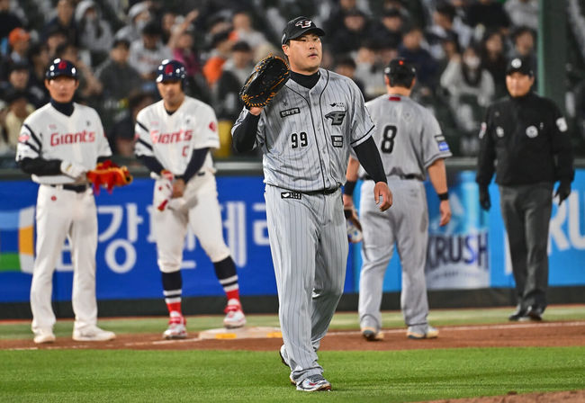 8일 부산 사직구장에서 2024 신한 SOL 뱅크 KBO 리그 롯데 자이언츠와 한화 이글스의 경기가 열렸다. 전날 우천 취소로 하루를 쉰 롯데는 3연승을 달리며 반즈를 선발로 투입하고 주축 타자들이 부진하며 9위로 추락해 반등을 위한 분위기 반전을 노려야 하는 한화는 베테랑 류현진을 선발로 투입했다.한화 이글스 류현진이 5회말 2사 1루 롯데 자이언츠 전준우에게 우중간 1타점 3루타를 맞고 아쉬워하고 있다. 2024.05.08 / foto0307@osen.co.kr