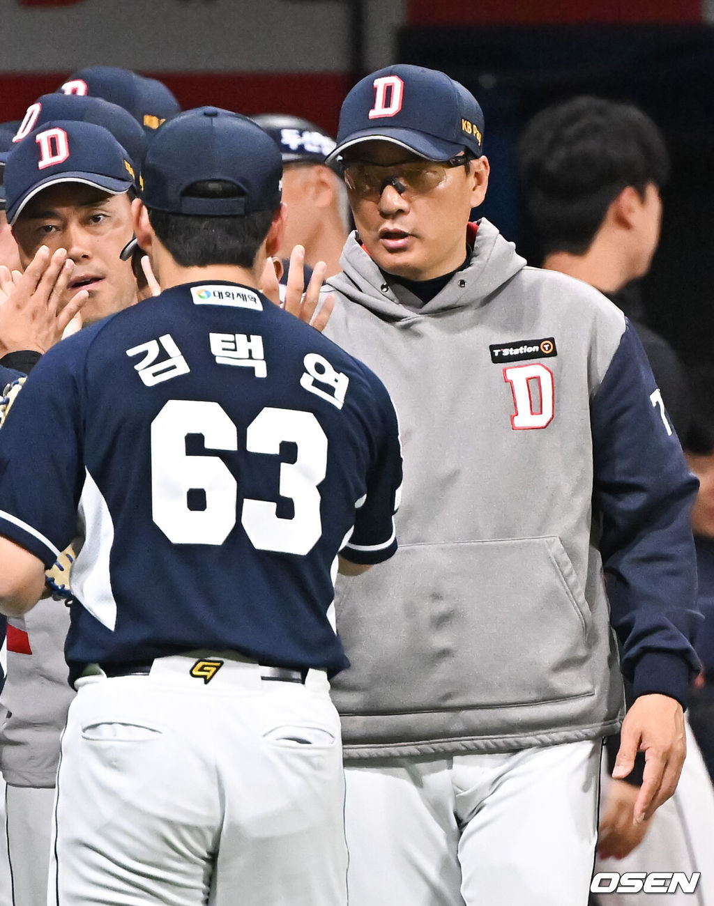 프로야구 두산 베어스가 4연승을 질주하며 위닝시리즈를 확보했다. 두산은 8일 서울 고척스카이돔에서 열린 ‘2024 신한은행 SOL Bank KBO리그’ 키움 히어로즈와의 경기에서 6-1로 승리하고 4연승을 질주했다. 주중 3연전에서 먼저 2승을 선점하며 위닝 시리즈를 가져갔다. 경기종료 후 두산 이승엽 감독이 김택연과 하이파이브를 하고 있다. 2024.05.08 / soul1014@osen.co.kr