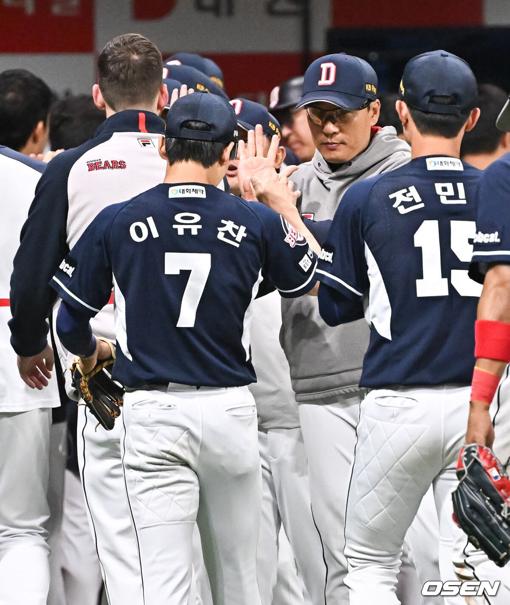 프로야구 두산 베어스가 4연승을 질주하며 위닝시리즈를 확보했다. 두산은 8일 서울 고척스카이돔에서 열린 ‘2024 신한은행 SOL Bank KBO리그’ 키움 히어로즈와의 경기에서 6-1로 승리하고 4연승을 질주했다. 주중 3연전에서 먼저 2승을 선점하며 위닝 시리즈를 가져갔다. 경기종료 후 두산 이승엽 감독이 브랜든과 하이파이브를 하고 있다. 2024.05.08 / soul1014@osen.co.kr