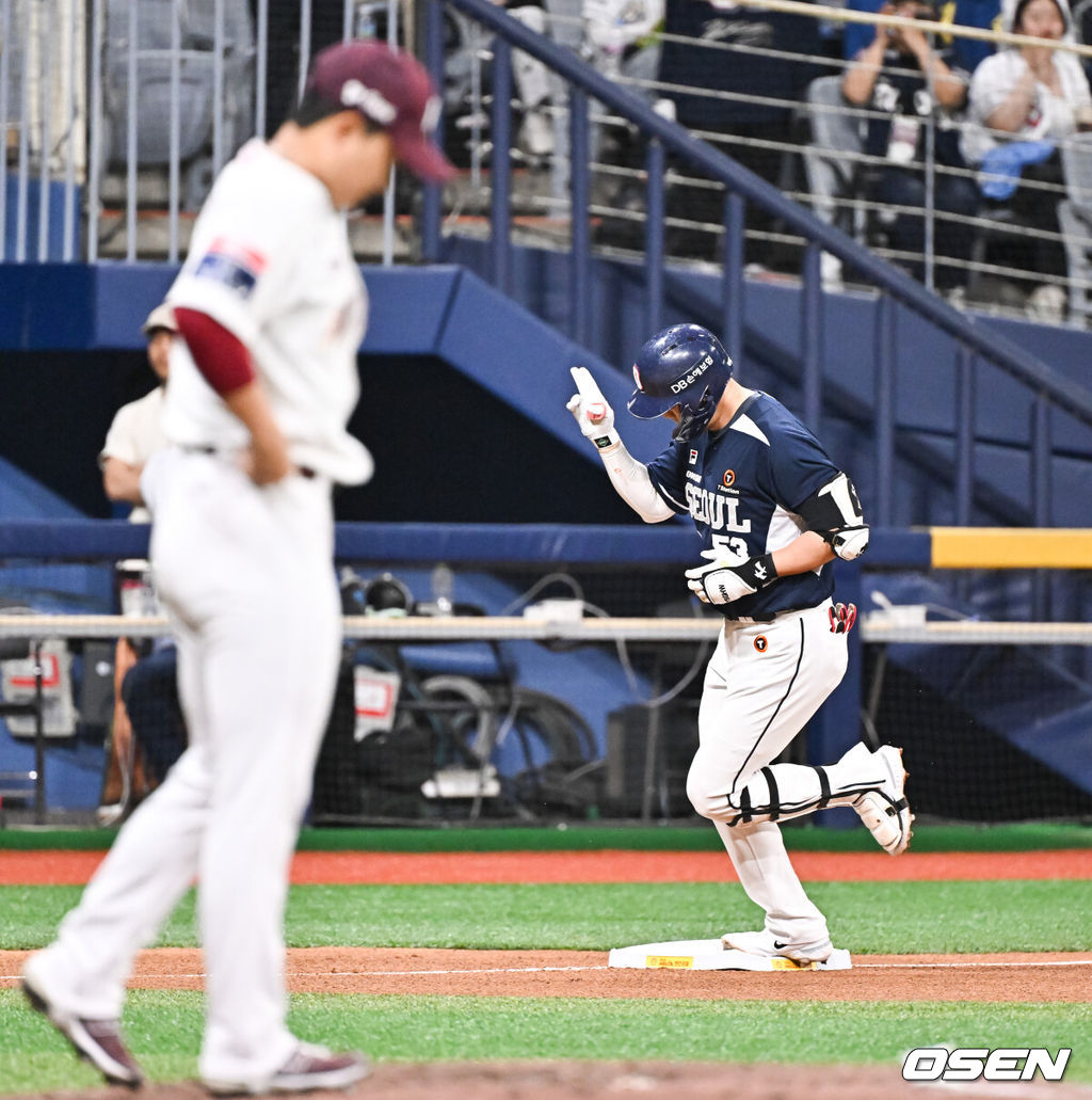 8일 오후 서울 고척스카이돔에서 ‘2024 신한 SOL BANK KBO리그’ 키움 히어로즈와 두산 베어스의 경기가 진행됐다.이날 키움은 김인범을, 두산은 브랜든을 선발투수로 내세웠다.6회초 두산 선두타자 양석환이 재역전 솔로홈런을 날린뒤 베이스를 돌고 있다.  2024.05.08 / soul1014@osen.co.kr