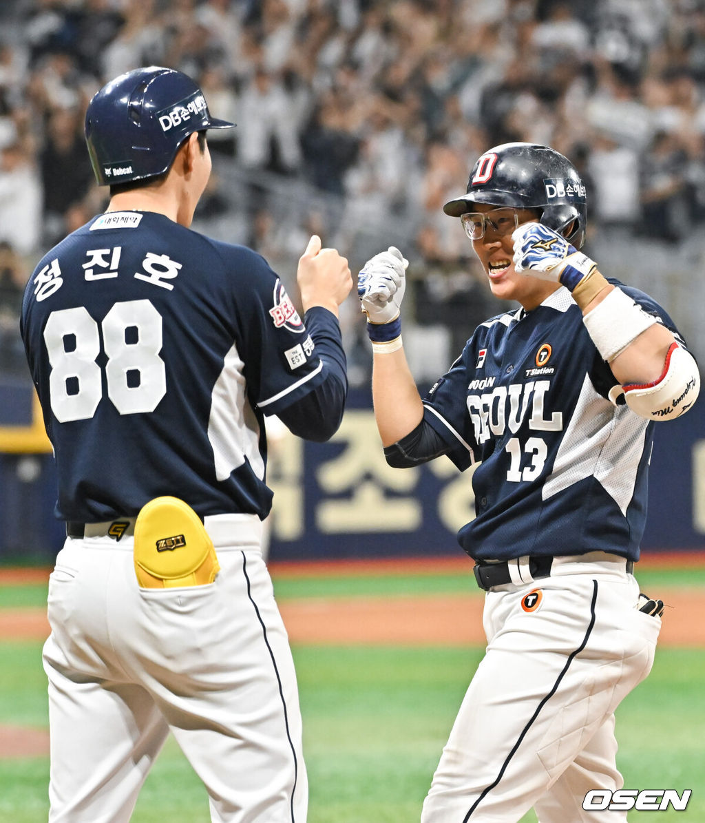 9일 오후 서울 고척스카이돔에서 ‘2024 신한 SOL BANK KBO리그’ 키움 히어로즈와 두산 베어스의 경기가 진행됐다.이날 키움은 후라도를 두산은 최원준을 선발투수로 내세웠다. 9회초 1사 만루 두산 허경민이 2타점 적시타를 날리고 환호하고 있다.  2024.05.09 / soul1014@osen.co.kr