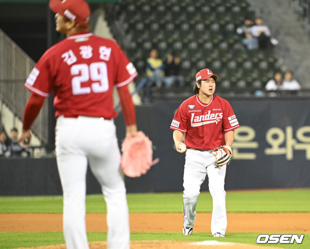 9일 오후 서울 잠실야구장에서 ‘2024 신한 SOL Bank KBO리그’ LG 트윈스와 SSG 랜더스의 경기가 열렸다.LG는 임찬규를 선발 투수로 내세웠다. 올 시즌 8경기에서 승리 없이 3패 평균자책점 5.50을 기록하고 있다. SSG 선발 투수는 김광현. 올 시즌 8경기에 등판해 3승 2패 평균자책점 5.27을 기록 중이다.7회말 1사 2,3루에서 LG 김범석에게 동점타를 허용한 SSG 최정이 아쉬워하고 있다. 2024.05.09 /sunday@osen.co.kr