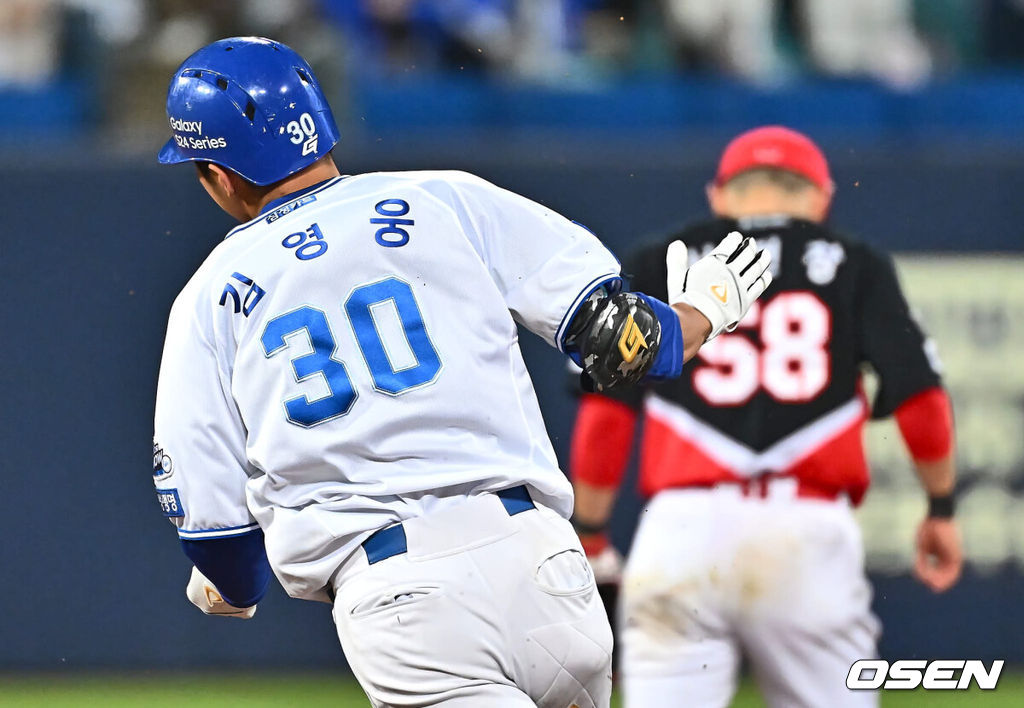 9일 대구삼성라이온즈파크에서 2024 신한 SOL 뱅크 KBO 리그 삼성 라이온즈와 KIA 타이거즈의 경기가 열렸다. 전날 12회 연장 승부끝에 패한 삼성은 3연패의 분위기 반전을 노리며 2번 구자욱-4번 김영웅 타순 변화를 줬고 이승현이 선발 출전하고 2연승을 완성한 1위 KIA는 2위 NC와의 승차를 2경기로 벌렸고 네일을 선발로 위닝 시리즈를 노린다.삼성 라이온즈 김영웅이 6회말 무사 좌월 동점 솔로 홈런을 치고 기뻐하고 있다. 2024.05.09 / foto0307@osen.co.kr