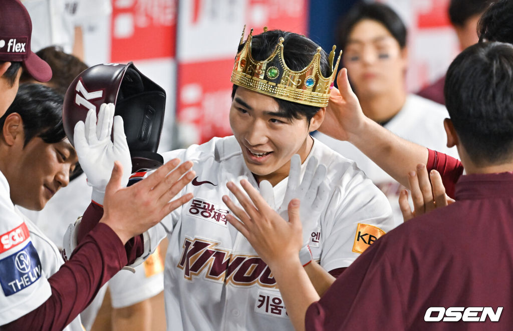 9일 오후 서울 고척스카이돔에서 ‘2024 신한 SOL BANK KBO리그’ 키움 히어로즈와 두산 베어스의 경기가 진행됐다.이날 키움은 후라도를 두산은 최원준을 선발투수로 내세웠다. 2회말 키움 선두타자 이주형이 솔로홈런을 날린뒤 동료들의 축하를 받고 있다.   2024.05.09 / soul1014@osen.co.kr