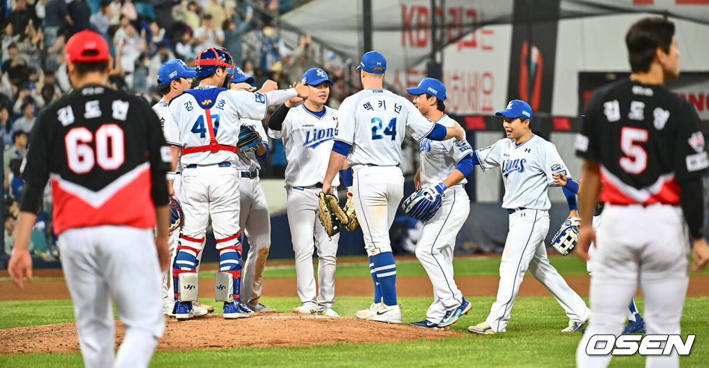 9일 대구삼성라이온즈파크에서 2024 신한 SOL 뱅크 KBO 리그 삼성 라이온즈와 KIA 타이거즈의 경기가 열렸다. 전날 12회 연장 승부끝에 패한 삼성은 3연패의 분위기 반전을 노리며 2번 구자욱-4번 김영웅 타순 변화를 줬고 이승현이 선발 출전하고 2연승을 완성한 1위 KIA는 2위 NC와의 승차를 2경기로 벌렸고 네일을 선발로 위닝 시리즈를 노린다.삼성 라이온즈 김헌곤이 KIA 타이거즈에 5-2로 승리한 후 강민호의 엄지척과 동료들의 축하를 받고 있다. 2024.05.09 / foto0307@osen.co.kr