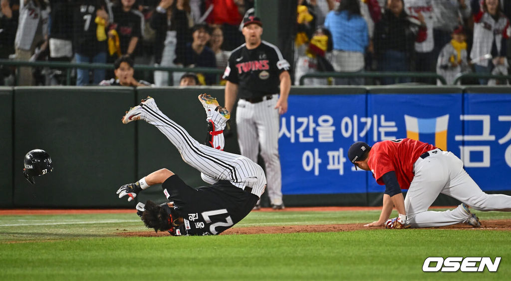 10일 부산 사직구장에서 2024 신한 SOL 뱅크 KBO 리그 롯데 자이언츠와 LG 트윈스의 경기가 열렸다. 전날 한화에 대승을 거둔 롯데는 박세웅을 선발로 내세워 연승 분위기를 이어가고 SSG에 위닝시리즈를 거둔 LG도 엔스를 선발 내세웠다.LG 트윈스 박동원이 6회초 1사 만루 좌익수 왼쪽에 떨어지는 싹쓸이 2루타를 치고 유격수 실책때 3루까지 진루 롯데 자이언츠 이주찬과 충돌하며 주루방해를 당하고 넘어지고 있다. 2024.05.10 / foto0307@osen.co.kr