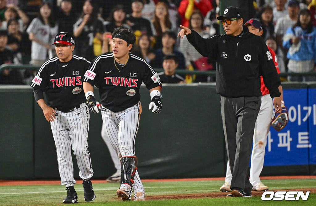 10일 부산 사직구장에서 2024 신한 SOL 뱅크 KBO 리그 롯데 자이언츠와 LG 트윈스의 경기가 열렸다. 전날 한화에 대승을 거둔 롯데는 박세웅을 선발로 내세워 연승 분위기를 이어가고 SSG에 위닝시리즈를 거둔 LG도 엔스를 선발 내세웠다.LG 트윈스 박동원이 6회초 1사 만루 좌익수 왼쪽에 떨어지는 싹쓸이 2루타를 치고 유격수 실책때 3루까지 진루 롯데 자이언츠 이주찬과 충돌하며 주루방해로 홈인하고 있다. 2024.05.10 / foto0307@osen.co.kr