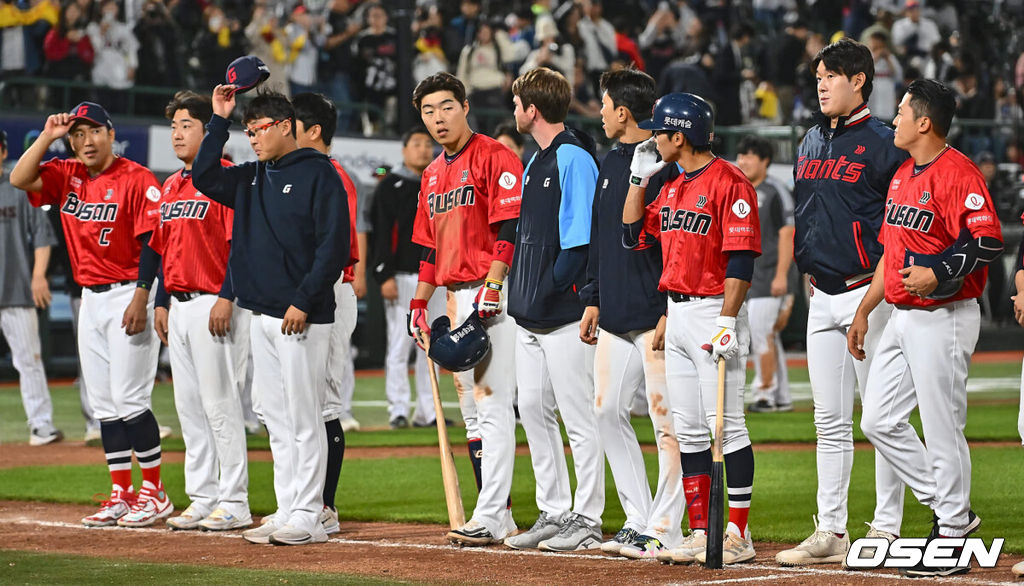 10일 부산 사직구장에서 2024 신한 SOL 뱅크 KBO 리그 롯데 자이언츠와 LG 트윈스의 경기가 열렸다. 전날 한화에 대승을 거둔 롯데는 박세웅을 선발로 내세워 연승 분위기를 이어가고 SSG에 위닝시리즈를 거둔 LG도 엔스를 선발 내세웠다.롯데 자이언츠 선수들이 LG 트윈스에 1-9로 패한 후 팬들에게 인사를 하고 있다. 2024.05.10 / foto0307@osen.co.kr