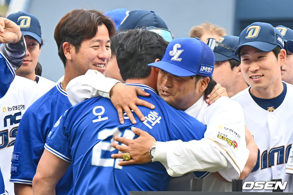 11일 창원NC파크에서 2024 신한 SOL 뱅크 KBO 리그 NC 다이노스와 삼성 라이온즈의 경기가 열렸다. NC는 김시훈이 선발 출전하고 삼성은 이호성이 선발 출전한다.은퇴식에서 박석민 코치가 삼성 오승환과 뜨거운 포옹을 하고 있다. 2024.05.11 / foto0307@osen.co.kr