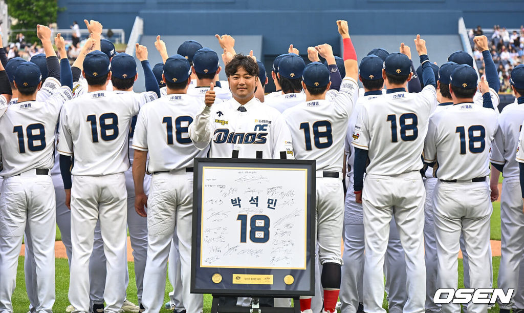 11일 창원NC파크에서 2024 신한 SOL 뱅크 KBO 리그 NC 다이노스와 삼성 라이온즈의 경기가 열렸다. NC는 김시훈이 선발 출전하고 삼성은 이호성이 선발 출전한다.박석민 코치가 자신의 유니폼을 입은 NC 선수들과 기념촬영을 하고 있다. 2024.05.11 / foto0307@osen.co.kr