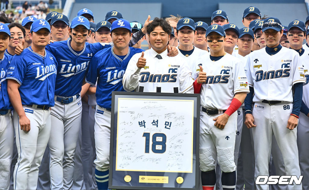 11일 창원NC파크에서 2024 신한 SOL 뱅크 KBO 리그 NC 다이노스와 삼성 라이온즈의 경기가 열렸다. NC는 김시훈이 선발 출전하고 삼성은 이호성이 선발 출전한다.은퇴식에서 박석민 코치와 NC-삼성 선수들이 기념촬영을 하고 있다. 2024.05.11 / foto0307@osen.co.kr