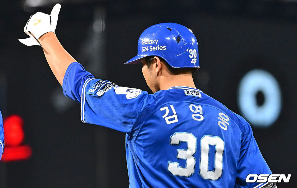 11일 창원NC파크에서 2024 신한 SOL 뱅크 KBO 리그 NC 다이노스와 삼성 라이온즈의 경기가 열렸다. NC는 김시훈이 선발 출전하고 삼성은 이호성이 선발 출전한다.삼성 라이온즈 김영웅이 7회초 2사 만루 우익수 앞 2타점 역전 적시타를 치고 엄지척을 하고 있다. 2024.05.11 / foto0307@osen.co.kr