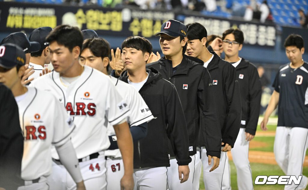 프로야구 두산 베어스가 KT 위즈에 주말 3연전 스윕을 거두며 8연승을 질주했다.  두산은 12일 서울 잠실구장에서 열린 KT와 더블헤더 2차전에서 선발 곽빈의 무실점 호투와 홈런 3방을 앞세워 8-4로 승리했다. 두산은 1차전 12-4 승리에 이어 더블헤더를 모두 승리하며 8연승 무서운 기세를 이어갔다. 이로써 두산은 공동 2위 NC, 삼성에 0.5경기 차이로 바짝 추격했다. 두산이 승리를 기뻐하고 있다. 2024.05.12 /cej@osen.co.kr