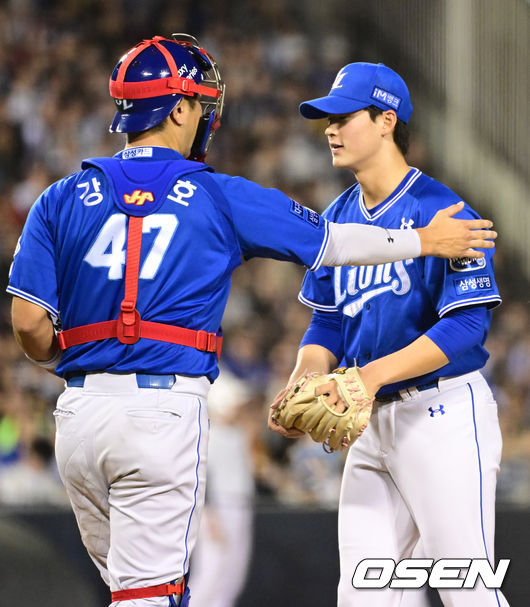 1일 오후 서울 잠실야구장에서 ‘2024 신한 SOL뱅크 KBO리그’ 두산 베어스와 삼성 라이온즈의 경기가 열렸다.이날 홈팀 두산은 브랜든, 원정팀 삼성은 이호성을 선발 투수로 내세운다.6회말 2사 삼성 이호성이 교체되고 있다. 2024.05.01 / ksl0919@osen.co.kr