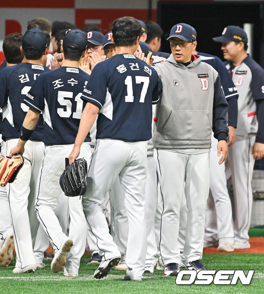 두산 베어스가 고척돔 3연전을 쓸어담고 5연승을 질주했다. 두산은 9일 서울 고척스카이돔에서 열린 ‘2024 신한은행 SOL Bank KBO리그’ 키움 히어로즈와의 경기에서 5-2로 승리했다. 이날 승리로 키움과의 원정 3연전에서 시리즈 스윕을 달성했고 5연승을 내달렸다. 반면 키움은 6연패, 홈 11연패 수렁에 빠졌다.경기종료 후 두산 이승엽 감독이 세이브 거둔 홍건희와 하이파이브를 하고 있다. 2024.05.09 / soul1014@osen.co.kr