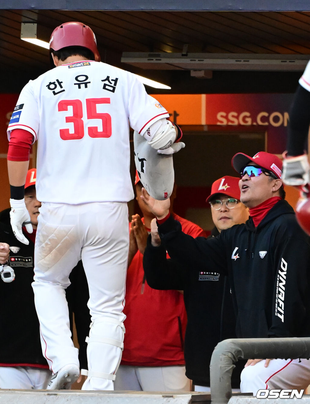 14일 오후 인천 미추홀구 SSG랜더스필드에서 ‘2024 신한 SOL BANK KBO리그’ SSG 랜더스와 삼성 라이온즈의 경기가 열렸다. 이날 홈팀 SSG는 오원석, 원정팀 삼성은 원태인을 선발로 내세운다. 3회말 2사 1루 SSG 한유섬이 2점 홈런을 날린 뒤 더그아웃에서 이숭용 감독과 기쁨을 나누고 있다. 2024.05.14 / ksl0919@osen.co.kr