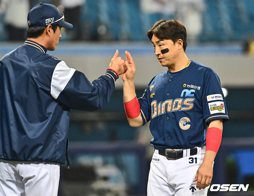 NC 손아섭(오른쪽)이 강인권 감독과 하이파이브를 하고 있다. 2024.04.12 / foto0307@osen.co.kr