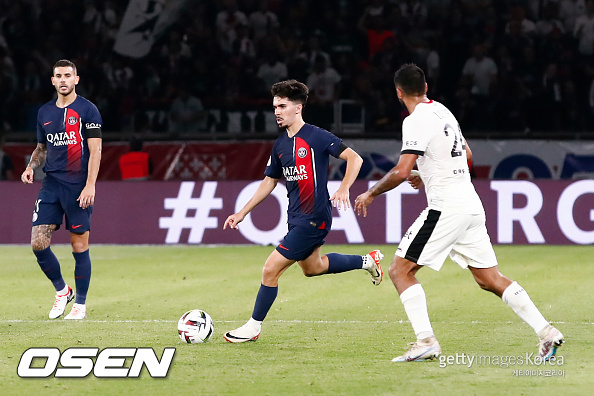 PARIS, FRANCE - SEPTEMBER 15: Vitinha #17 of Paris Saint-Germain controls the ball against Gaetan Laborde #24 of OGC Nice during the Ligue 1 Uber Eats match between Paris Saint-Germain and OGC Nice at Parc des Princes on September 15, 2023 in Paris, France. (Photo by Catherine Steenkeste/Getty Images for Qatar Airways ) *** Local Caption *** Vitinha;Gaetan Laborde