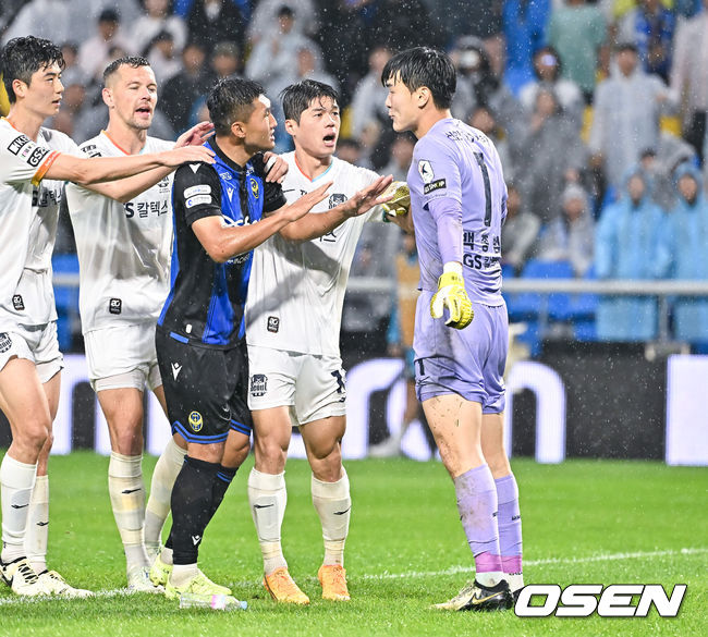 FC 서울이 우중혈투서 인천에 역전승을 거두며 순위를 끌어 올렸다. FC 서울은 11일 인천축구전용구장에서 열린 하나은행 K리그 1 2024 12라운드 인천 유나이티드와 원정 경기서 2-1로 역전승을 거뒀다.이날 승리로 서울은 4승 3무 5패 승점 15점으로 5위에 올랐다. 인천은 3승 5무 4패 승점 14점을 기록했다. 경기종료 후 인천 김종민이 서울 백종범 골키퍼에 다가가 항의하고 있다. . 2024.05.11 / soul1014@osen.co.kr