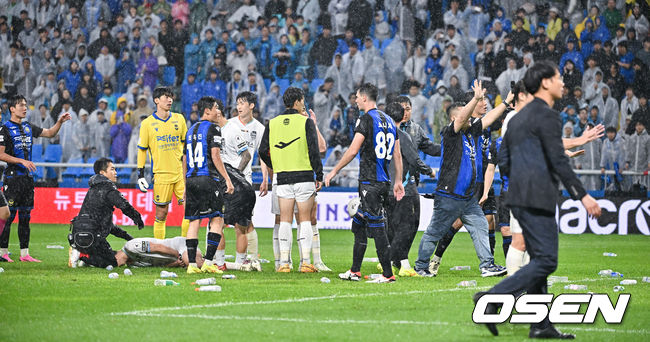 FC 서울이 우중혈투서 인천에 역전승을 거두며 순위를 끌어 올렸다. FC 서울은 11일 인천축구전용구장에서 열린 하나은행 K리그 1 2024 12라운드 인천 유나이티드와 원정 경기서 2-1로 역전승을 거뒀다.이날 승리로 서울은 4승 3무 5패 승점 15점으로 5위에 올랐다. 인천은 3승 5무 4패 승점 14점을 기록했다. 경기종료 후 서울 기성용이 물병에 맞은 뒤 고통스러워하고 있다. 2024.05.11 / soul1014@osen.co.kr