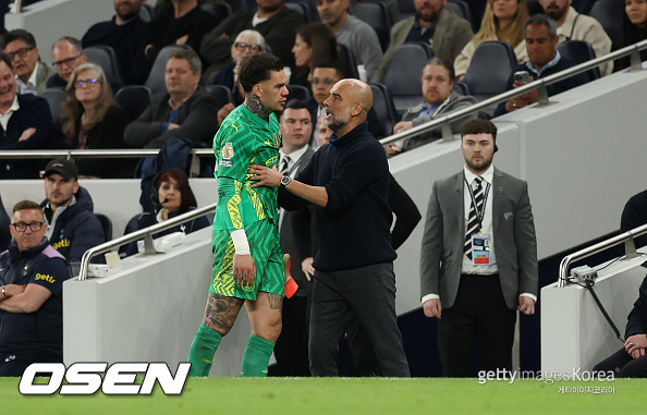 [사진] 에데르송과 펩 과르디올라 감독 ⓒGettyimages(무단전재 및 재배포 금지)